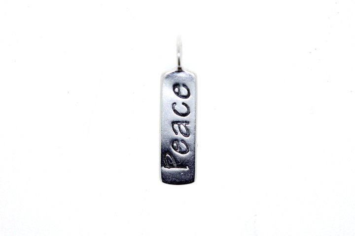 Charm plata 925 con letra peace 