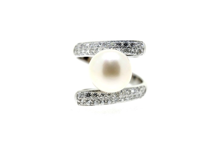 Sterling silver ring with fresh water pearl & cz