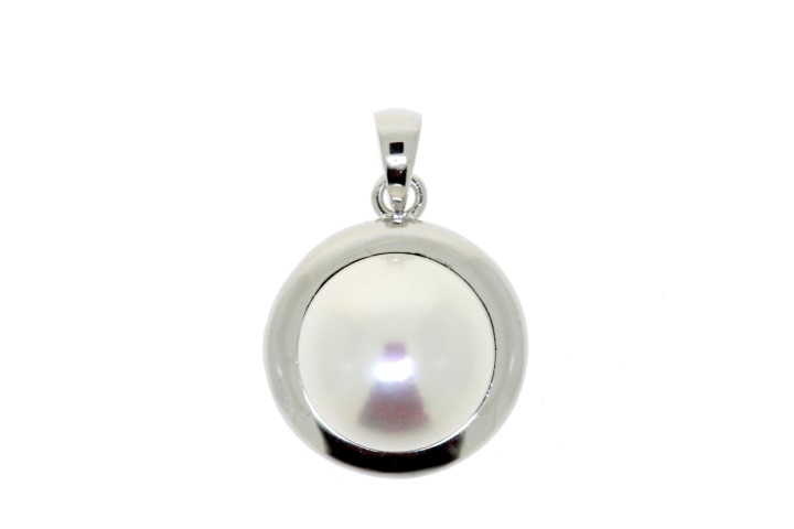 Sterling silver pearl pendant