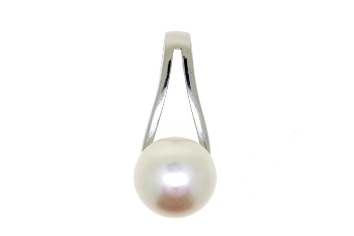Sterling silver pearl pendant